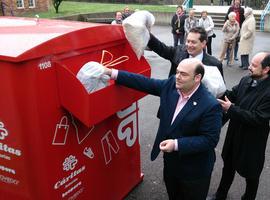 Nuevos contenedores de Cáritas para la recogida de ropa en Oviedo