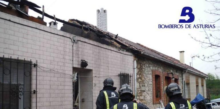 Sofocado un incendio con grandes daños en tres edificios El cuetu, Lugones