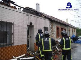 Sofocado un incendio con grandes daños en tres edificios El cuetu, Lugones