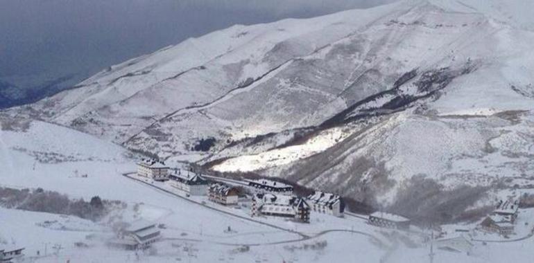 La nieve cierra Pajares al tráfico pesado y mantiene otros 7 puertos con cadenas