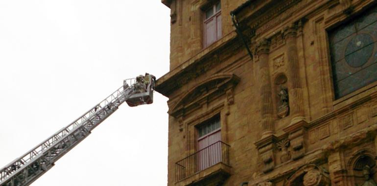 El viento obliga a cerrar el Parque de San Francisco en Oviedo