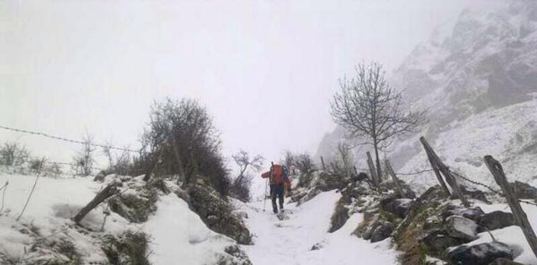 La nieve cierra San Isidro, y Pajares al tráfico pesado. Otros 9 con cadenas.