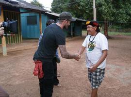 David Beckham visita al \"dalái lama de la selva\"