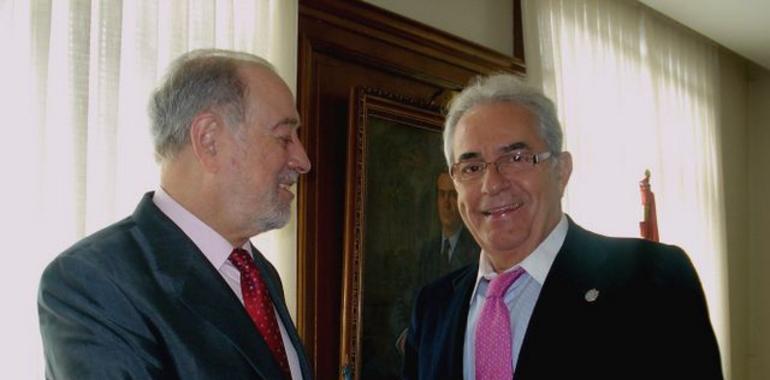 De Lorenzo recibe a Avelino Suárez, cónsul honorario de Angola en Asturias