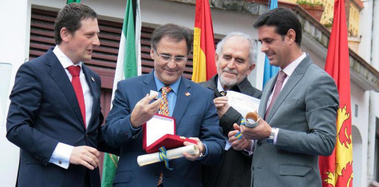 Francisco José Alonso Rodríguez recibió en Tuña el IX Premio a las Libertades "Rafael del Riego"