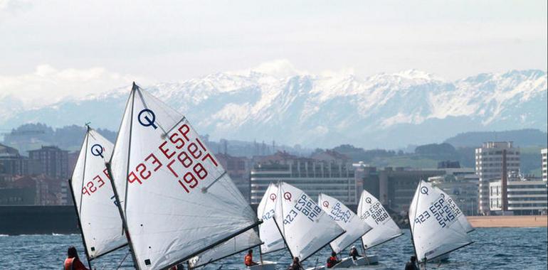 Álvaro Pérez, del RCAR, vencedor en la Copa de Asturias de Optimist