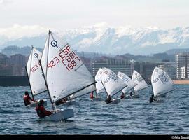 Álvaro Pérez, del RCAR, vencedor en la Copa de Asturias de Optimist