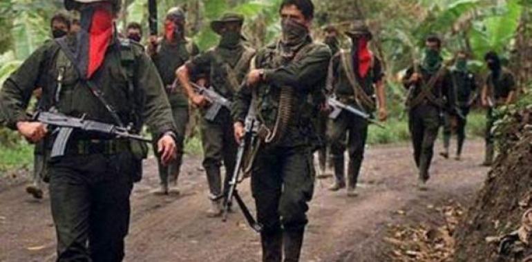 Paramilitares colombianos fuertemente armados aguardan en la frontera entrar en Venezuela