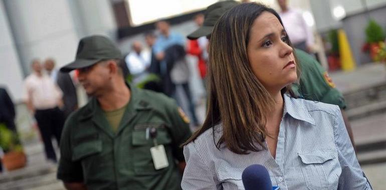 Un cientu de periodistes abandonen Venezuela