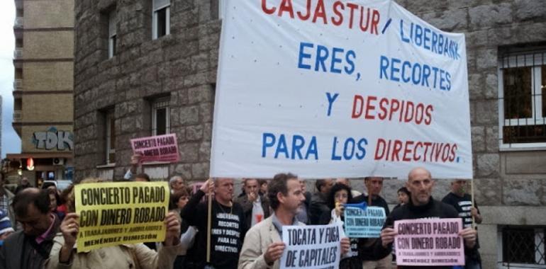 El Ayuntamiento de Oviedo expedienta a dos trabajadores de Cajastur por protesta ruidosa