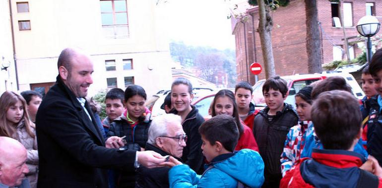 Treinta escolares inauguran las Jornadas de Participación Intergeneracional en Tineo