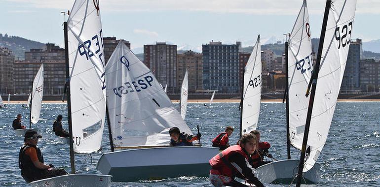 La bahía de Gijón acoge el décimo Trofeo Santa Catalina de vela ligera