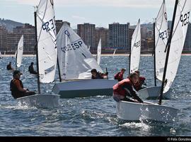 La bahía de Gijón acoge el décimo Trofeo Santa Catalina de vela ligera