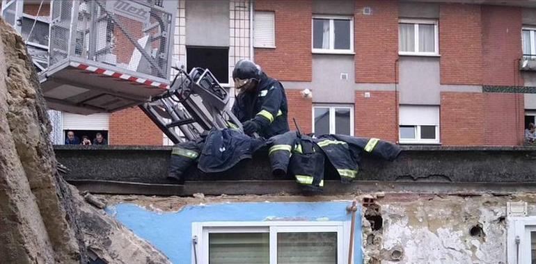 Desalojan un edificio en Corvera tras hundirse parte del tejado