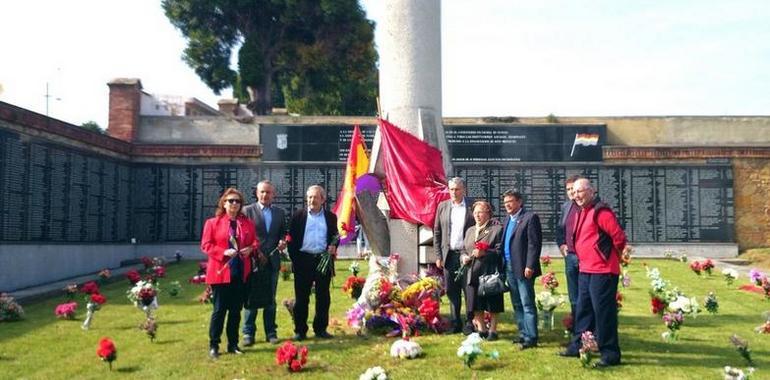 Homenaje en la fosa común de Oviedo