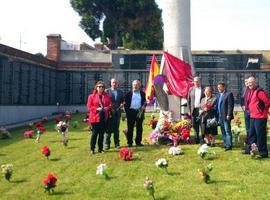 Homenaje en la fosa común de Oviedo