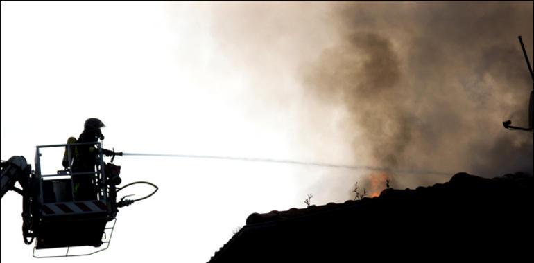 Los bomberos necesitan varias horas para sofocar un voraz incendio en La Felguera