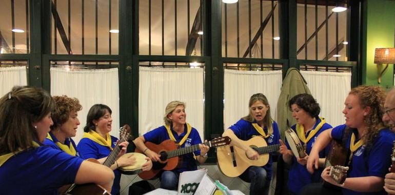 Otru jueves de cantares de chigre en La Gascona, con coros, solistas y gaita