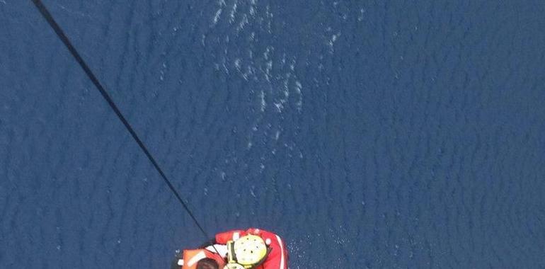 Rescatado un tripulante del Virgen de los Mares, varado en la mar de Cadavedo