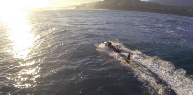 Surf:Impresionante vuelo de Laird Hamilton en la costa Na Pali de Kauai (VIMEO)