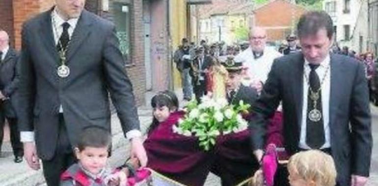 Hermandad de los Estudiantes de Oviedo procesiona la Cruz de Mayo