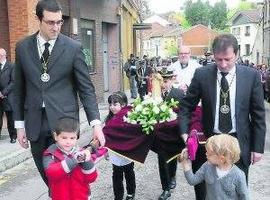 Hermandad de los Estudiantes de Oviedo procesiona la Cruz de Mayo