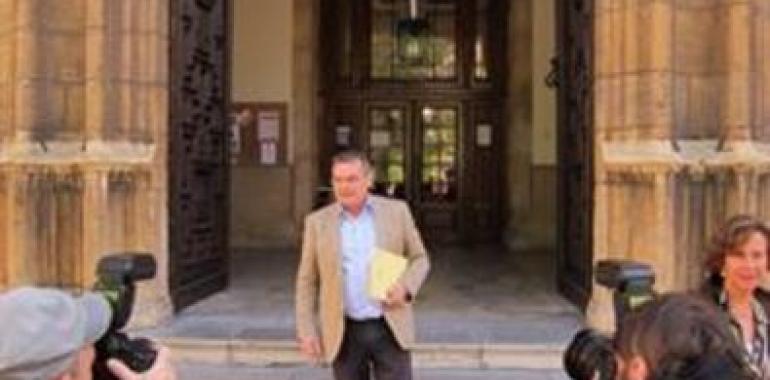 Ángel González rechaza dimitir como diputado