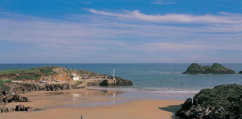 Llanes obtiene cuatro banderas azules para  Toró, Palombina y El Sablón, y el Aula del Mar