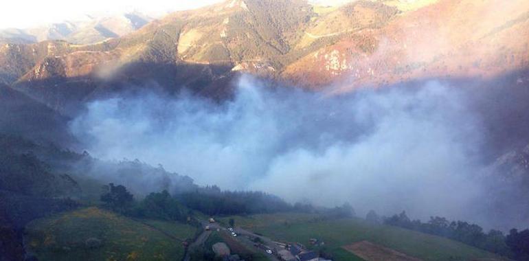 Se reanuda la lucha contra al incendio en Boal, casi controlado 