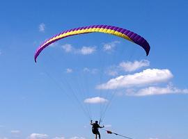 Ciegos vuelan en parapente por la costa gijonesa