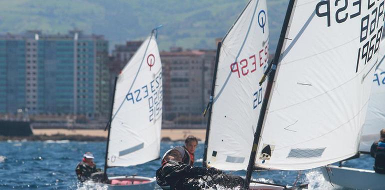 El Universidad-Isastur y El Espumeru mantienen liderazgo en la Regata de Primavera