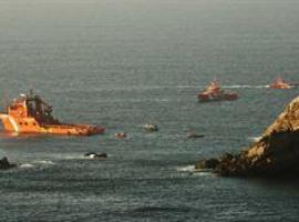 Salvamento Marítimo reflota el Santa Ana en el cabo Peñas para llevarlo al Puerto de Gijón  