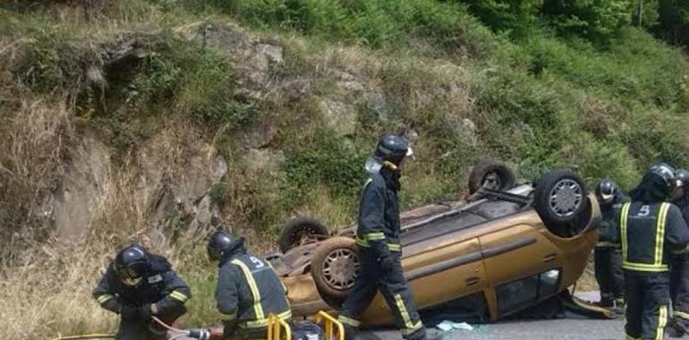 Una mujer de 76 años y un hombre de 81, heridos al volcar su coche en La Regla, Cangas