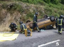 Una mujer de 76 años y un hombre de 81, heridos al volcar su coche en La Regla, Cangas