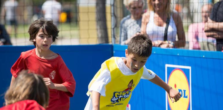 Escolares de Oviedo compiten en la Copa de Fútbol infantil de Lidl