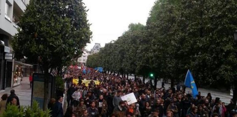 Más de mil personas lo gritan en Oviedo: La Madreña non se cierra