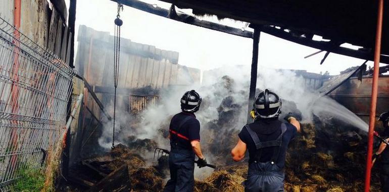 Sofocado incendio en una cuadra en Hevia, Siero