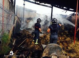 Sofocado incendio en una cuadra en Hevia, Siero