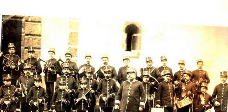 Concierto de la Banda de Música de Llanes en la plaza de La Magdalena