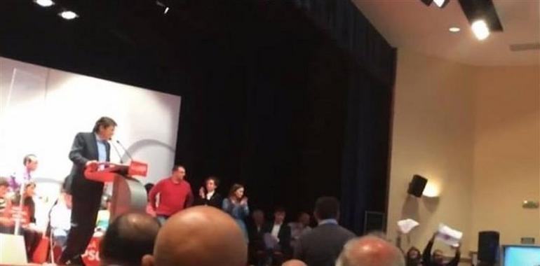 Activistas de La Madreña irrumpen en el cierre de campaña del PSOE