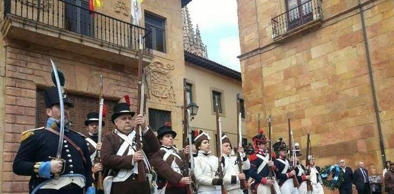 La milicia provincial de Oviedo forma en la Plaza Mayor