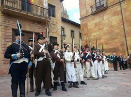 La milicia provincial de Oviedo forma en la Plaza Mayor