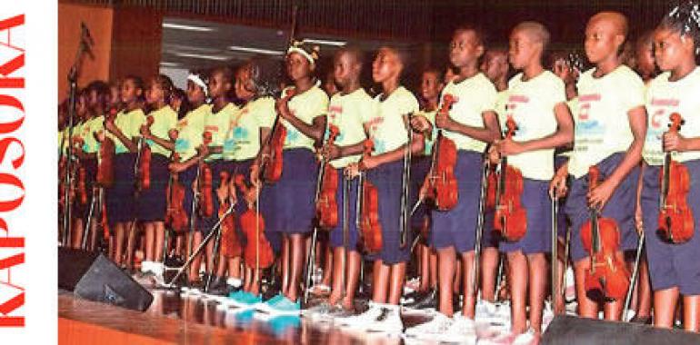 Concierto de Kaposoka, orquesta formada por 60 niños de Angola, en el Auditorio