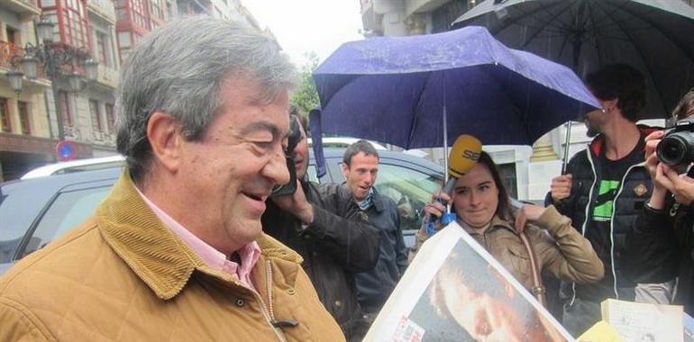 Activistas de La Madreña entregan libros a los diputados de la Junta General