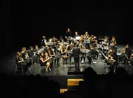 La orquesta de viento \Julión Orbón\ ejecuta en el Auditorio \As Quintas\, El Franco