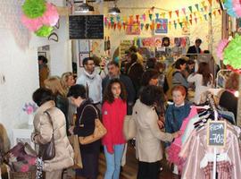 Mogollón de visitantes en el Summer Market de 18 tiendas de Oviedo 