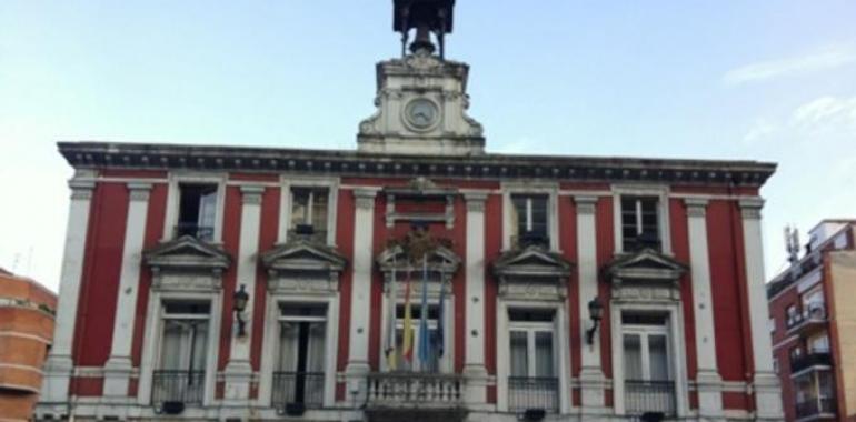 Las quejas del PP obligan a retirar la bandera republicana del consistorio en Mieres