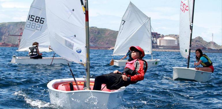 Poco viento y mar en calma en el I Trofeo San Pedro de vela ligera