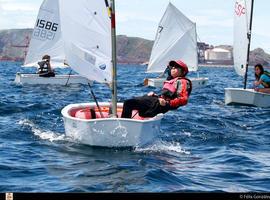 Poco viento y mar en calma en el I Trofeo San Pedro de vela ligera