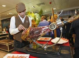 El corte del jamón, un arte que gana adeptos en Asturias